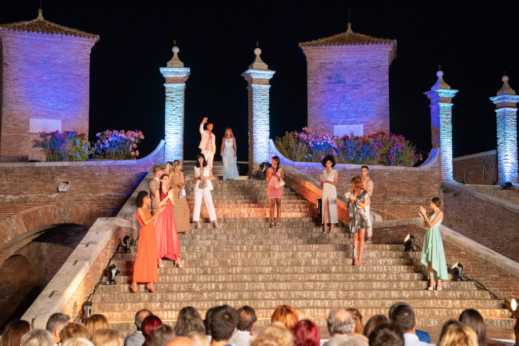 Tutto esaurito sui Trepponti di Comacchio per la serata più elegante dell’estate: “Moda Danza Acconciature” è andata in scena domenica 2 luglio